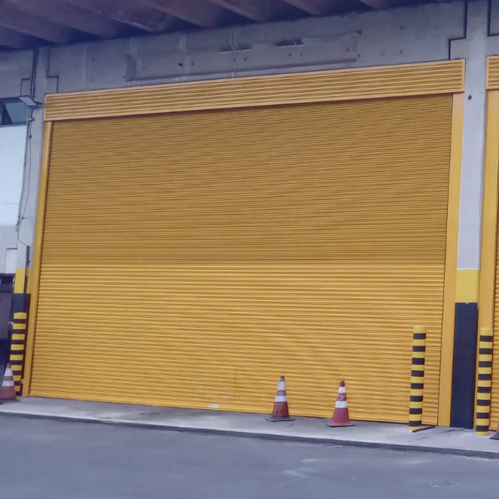 Manutenção corretiva na porta de enrolar