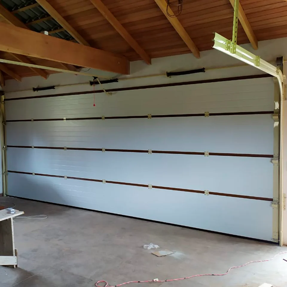 Porta seccionada automática residencial