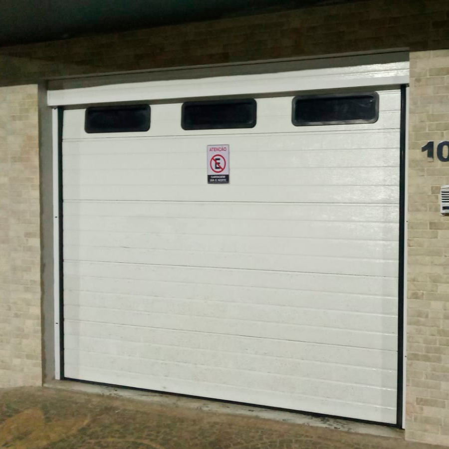 Porta seccionada automática residencial