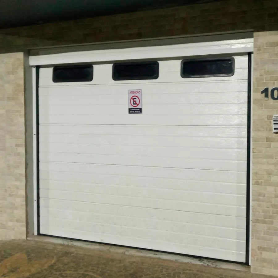 Porta seccionada automática residencial