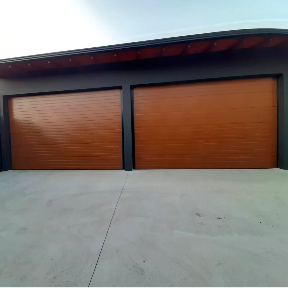 Porta seccionada automática residencial